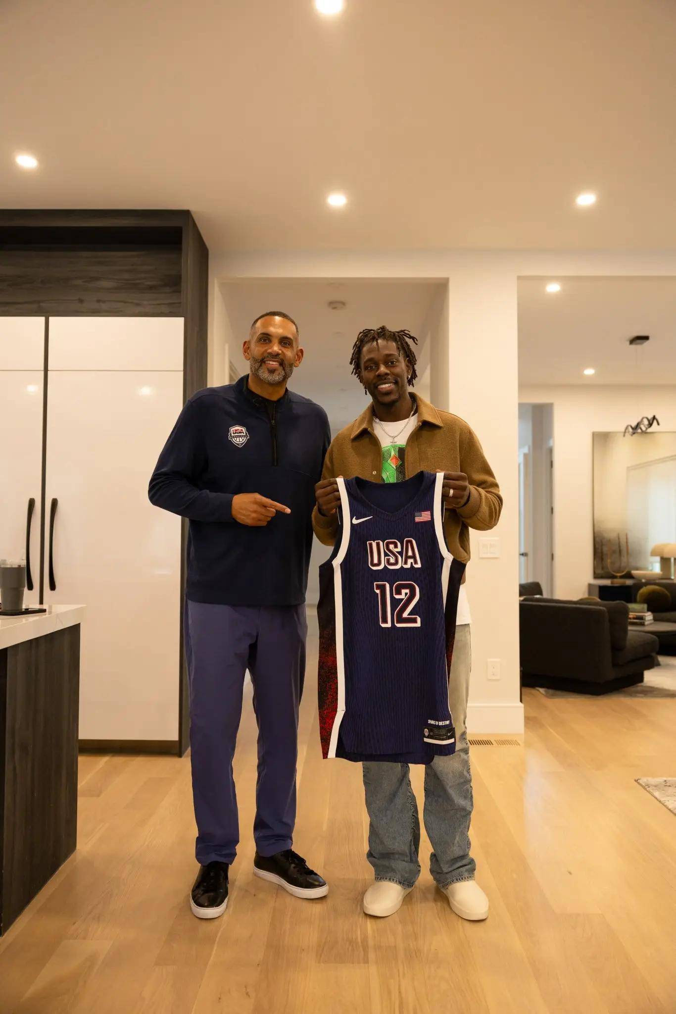 美国男篮12将领取国家队球衣并合影