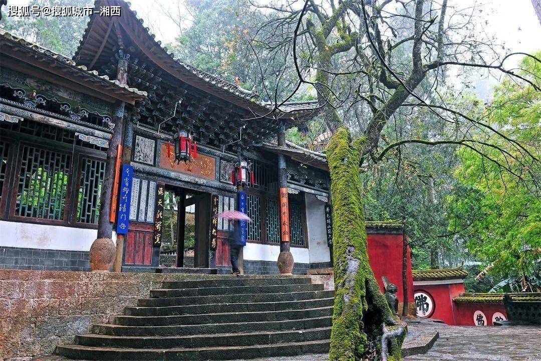 山色秀美,古刹清幽,早在明代,就与昆明金马山,碧鸡山,大理点苍山并称
