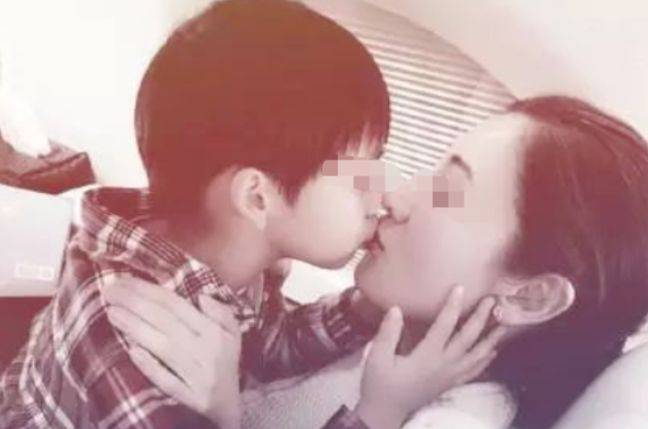 原创李嘉欣和儿子共浴接吻亲密照疯传没有边界感的父母有多可怕