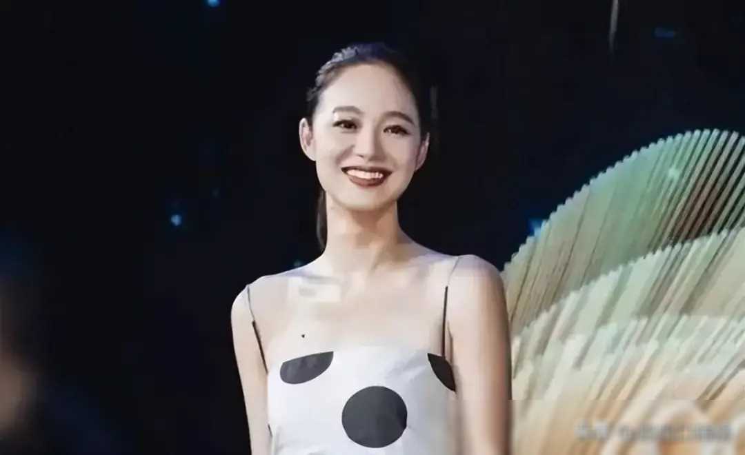 姜文与周韵夫妇在照片中的表情写满了岁月的沧桑,却也透露出深深的