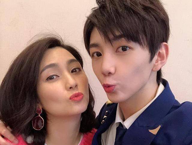 一家三口超高颜值吸睛,张丹峰缺席引热议_毕滢_香港_老婆