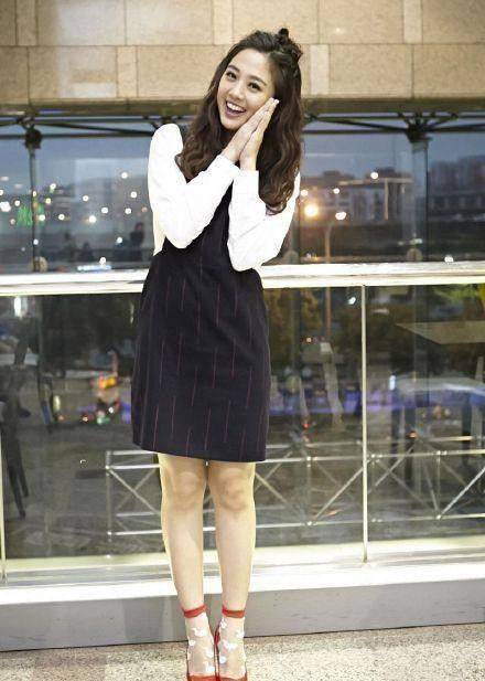 鬼鬼头扎半丸子,活泼可爱身穿一件黑色背带裙,内搭一件白色毛衣,脚上