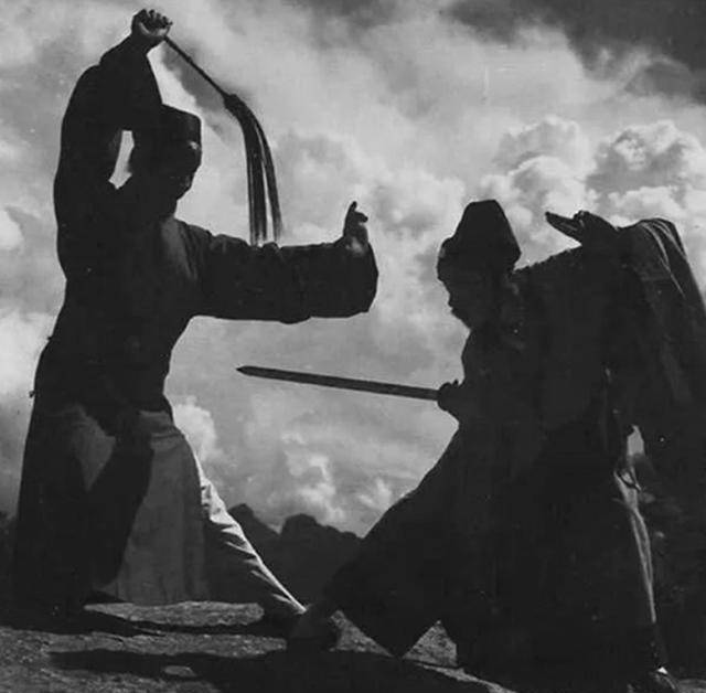 84年前华山论剑场景高手在悬崖峭壁上对决比武现场惊心动魄