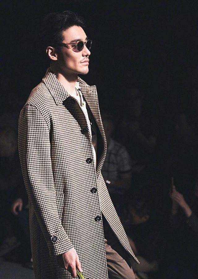 原创胡兵穿陈列品将时尚气质完美展现网友终于有男模走上国际舞台