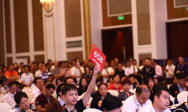 老人800万出售传家宝专家仅出价1万老人靠拍卖转身卖出1980万