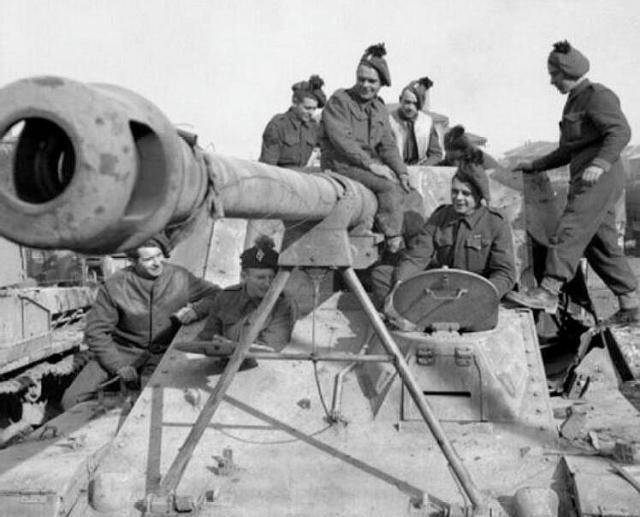 这是美军缴获的一辆黑豹中型坦克,由一辆美制m26龙式运输车搭载着