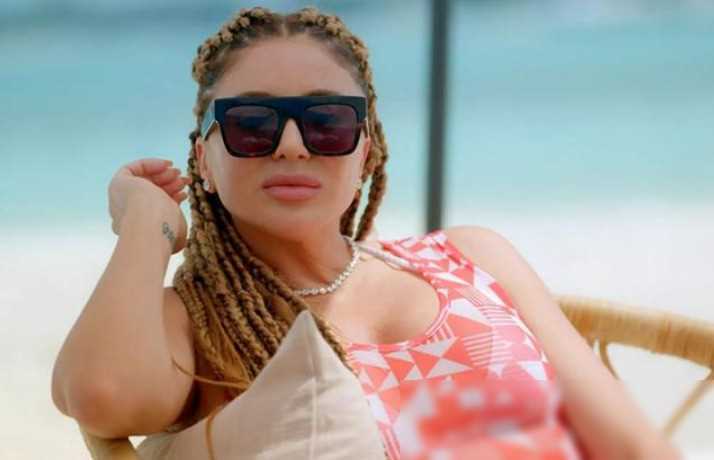 49岁拉尔萨海滩独享阳光,泳衣美照引发少女感热议!