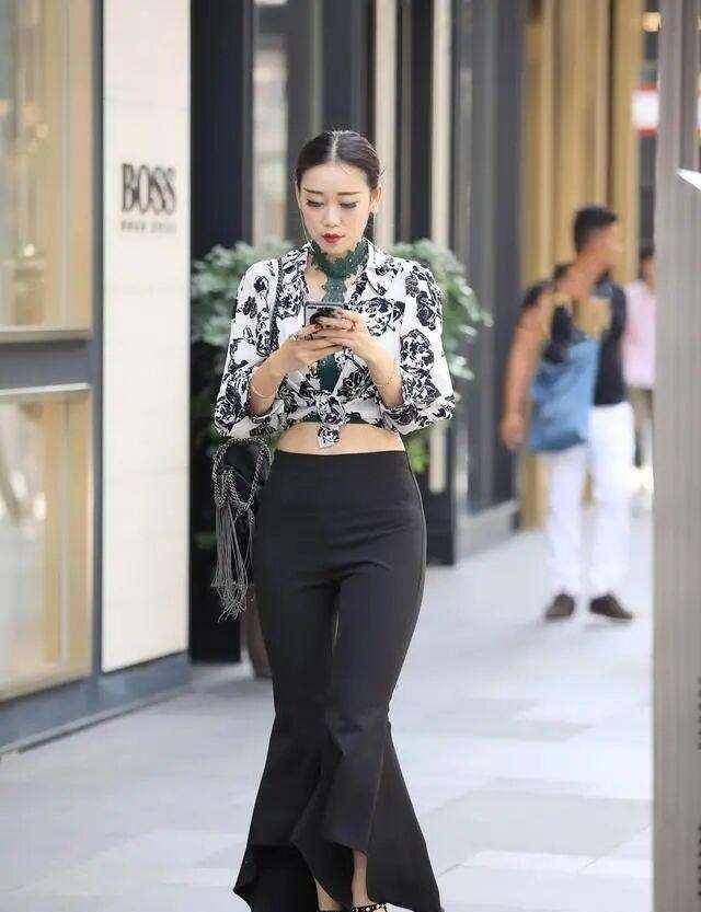 黑白花纹上衣搭配黑色经典打底裤考验搭配师能力穿搭基础知识