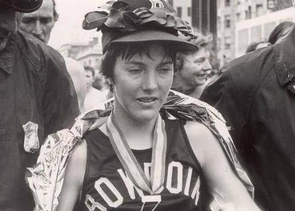 假跑女王罗茜靠坐地铁赢得马拉松冠军被揭穿后仍不承认