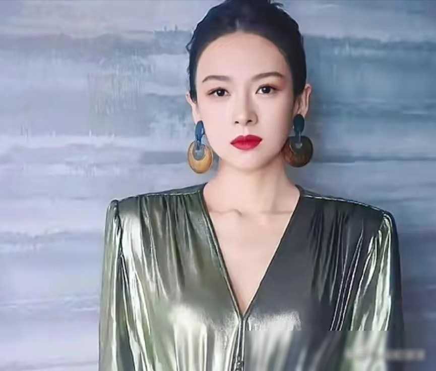 章子怡电影节穿衣引热议，胸前抢镜备受关注