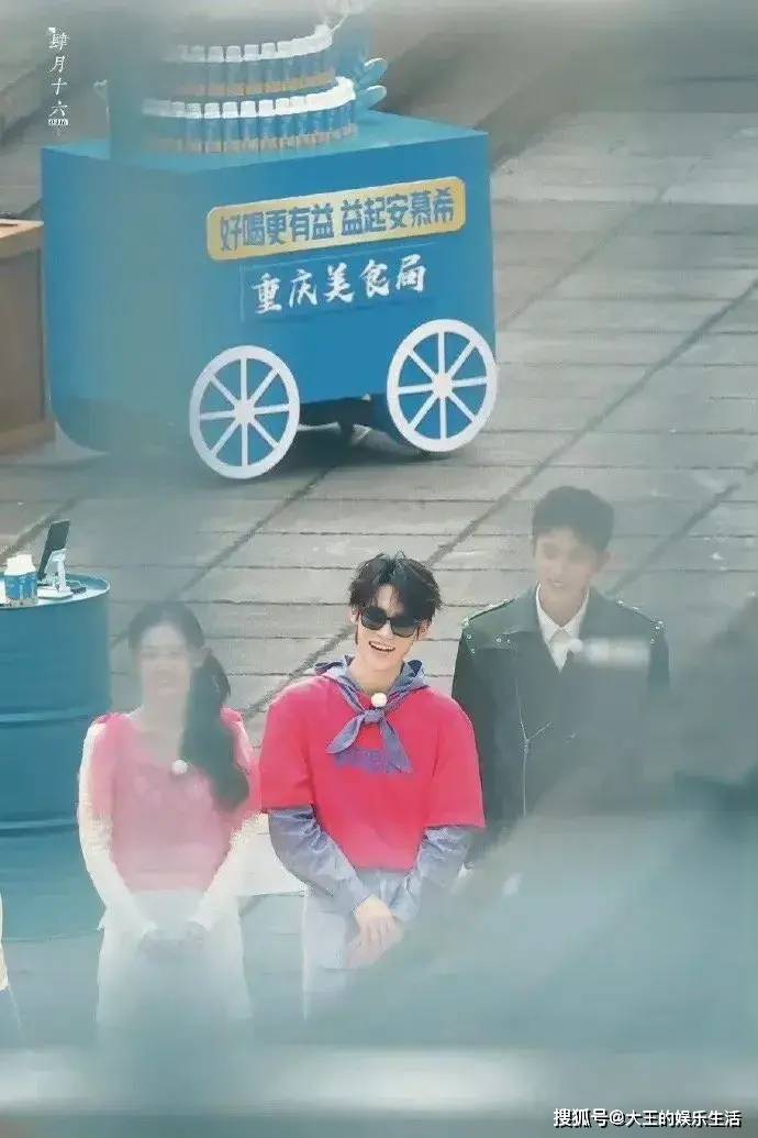 奔跑吧重庆站录制孟子义因飞机延误缺席苗苗探班郑恺疑似救场