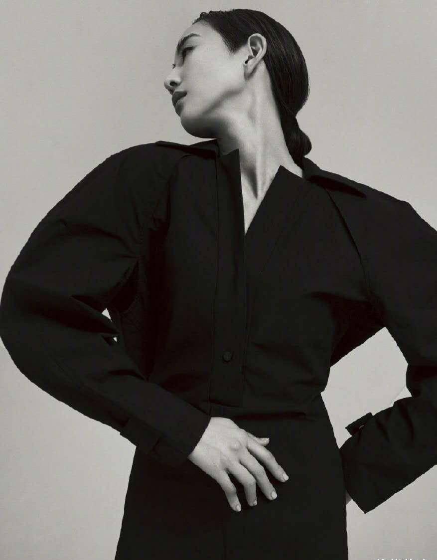 原创张钧甯短发神似蒋雯丽但穿黑白格外套像没脖子拍照角度太重要