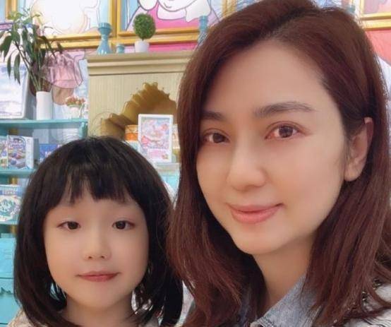 原创洪欣素颜与陈法蓉聚餐扭头训斥女儿面露不悦彤彤闷头吃饭