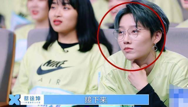 原创蔡徐坤公开新歌别人都超激动谁注意刘雨昕不愧是见过世面的人