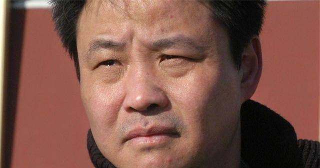 在细雨中呼喊黑暗与困境的逼问我们的精神家园在哪里