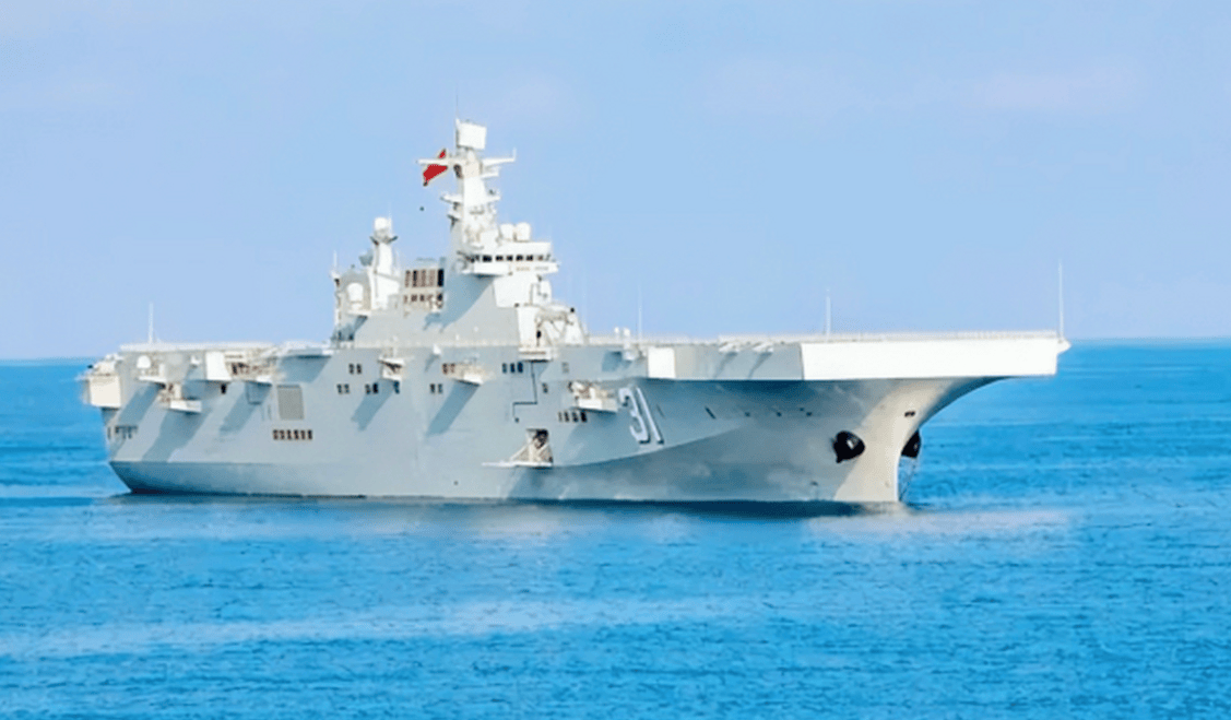 福建舰锦上添花,中国四万吨军舰亮相,海军实力再添猛将_两栖攻击舰