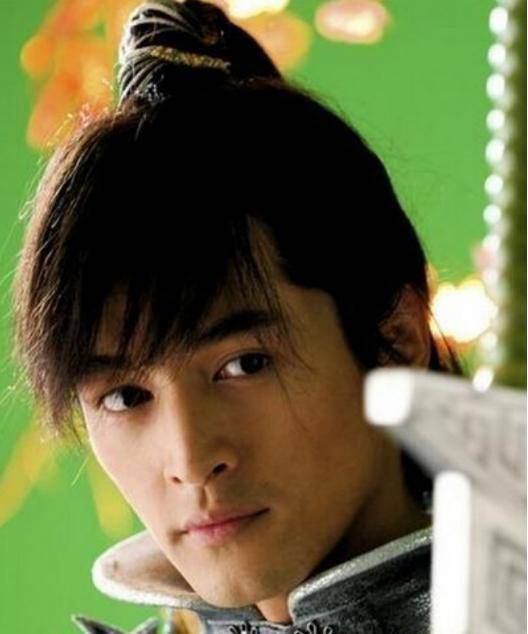 胡歌,从一个阳光少年变成一个有礼有节,沉稳有魅力的绅士