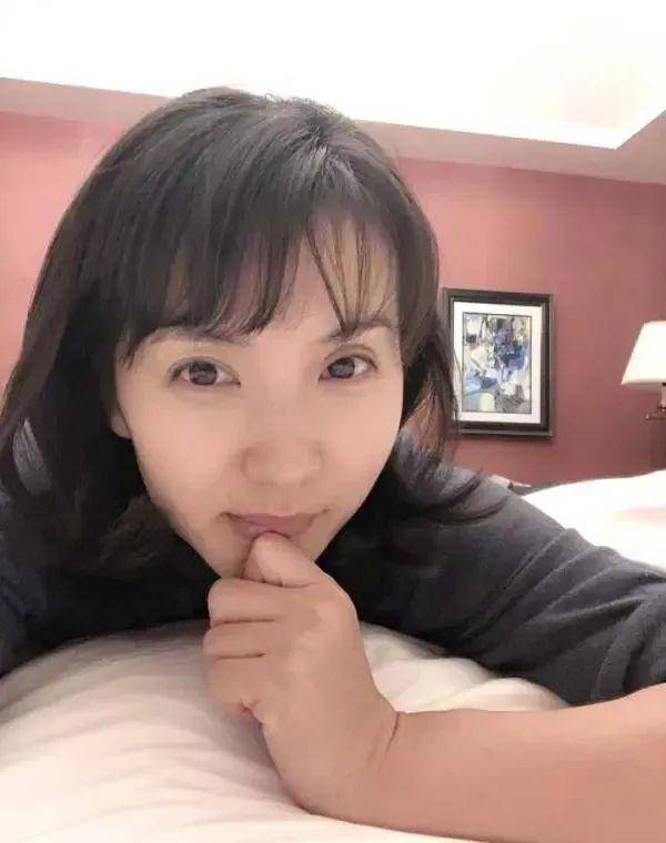 原创陈好早就不是万人迷了40岁的脸很普通褶子多到只能看侧脸