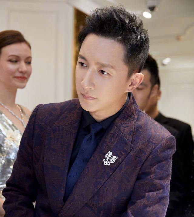 韩庚曾是亚洲男团superjunior成员,当时也算得上是顶流.