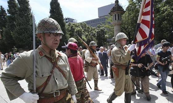 靖国神社那几个字谁写的怎么看着像颜真卿写的