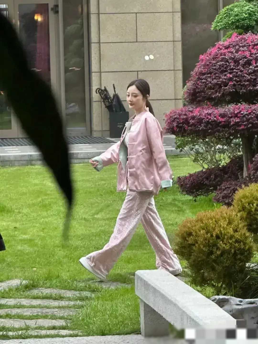 原创李小璐粉嫩新装亮相娇小身材苗条雪肤惹人爱