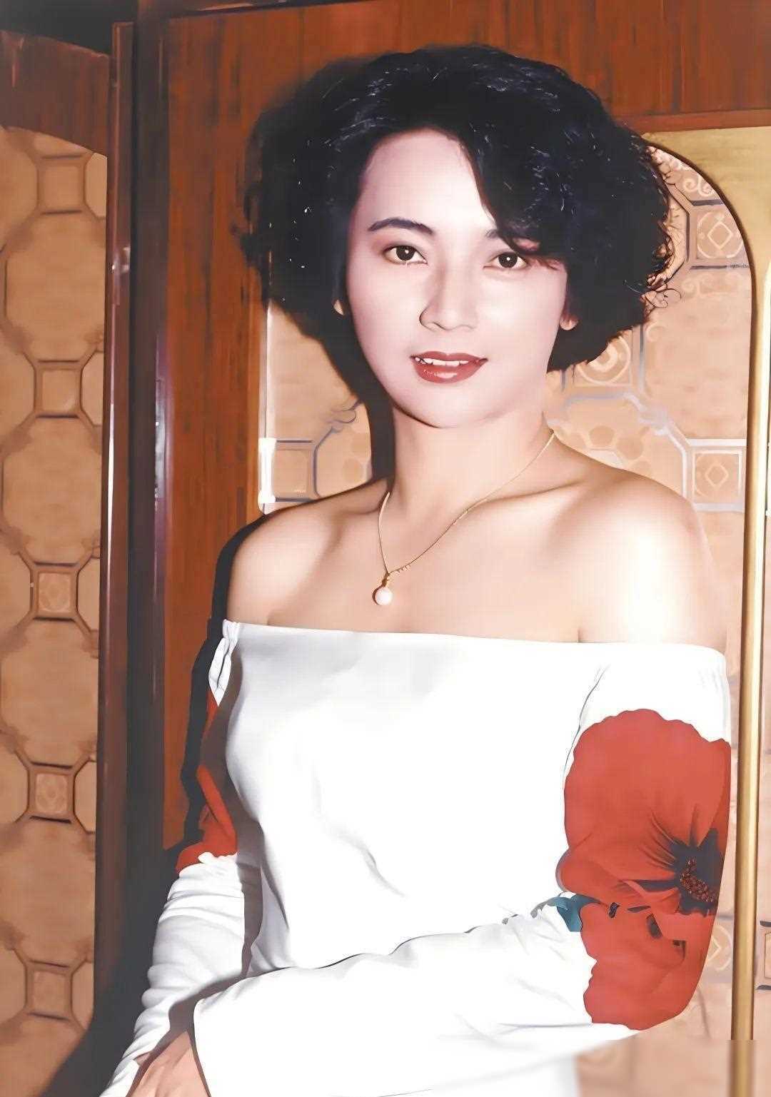 她是金马影后,嫁香港高官,65岁仍优雅迷人_胡慧中_生活_经历