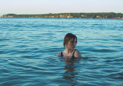 蛙泳如何最快学会换气 正确的蛙泳换气方法_游泳_动作_低头