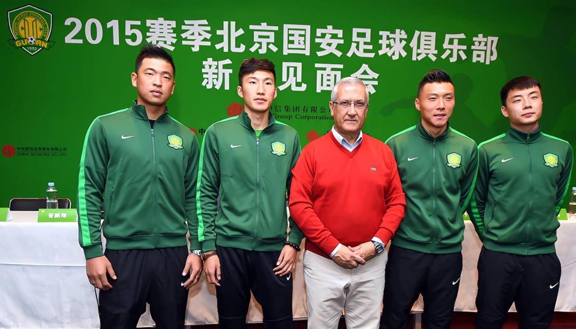 在那年俱乐部与媒体的座谈会上,罗宁说出的几位候选人里:孔蒂