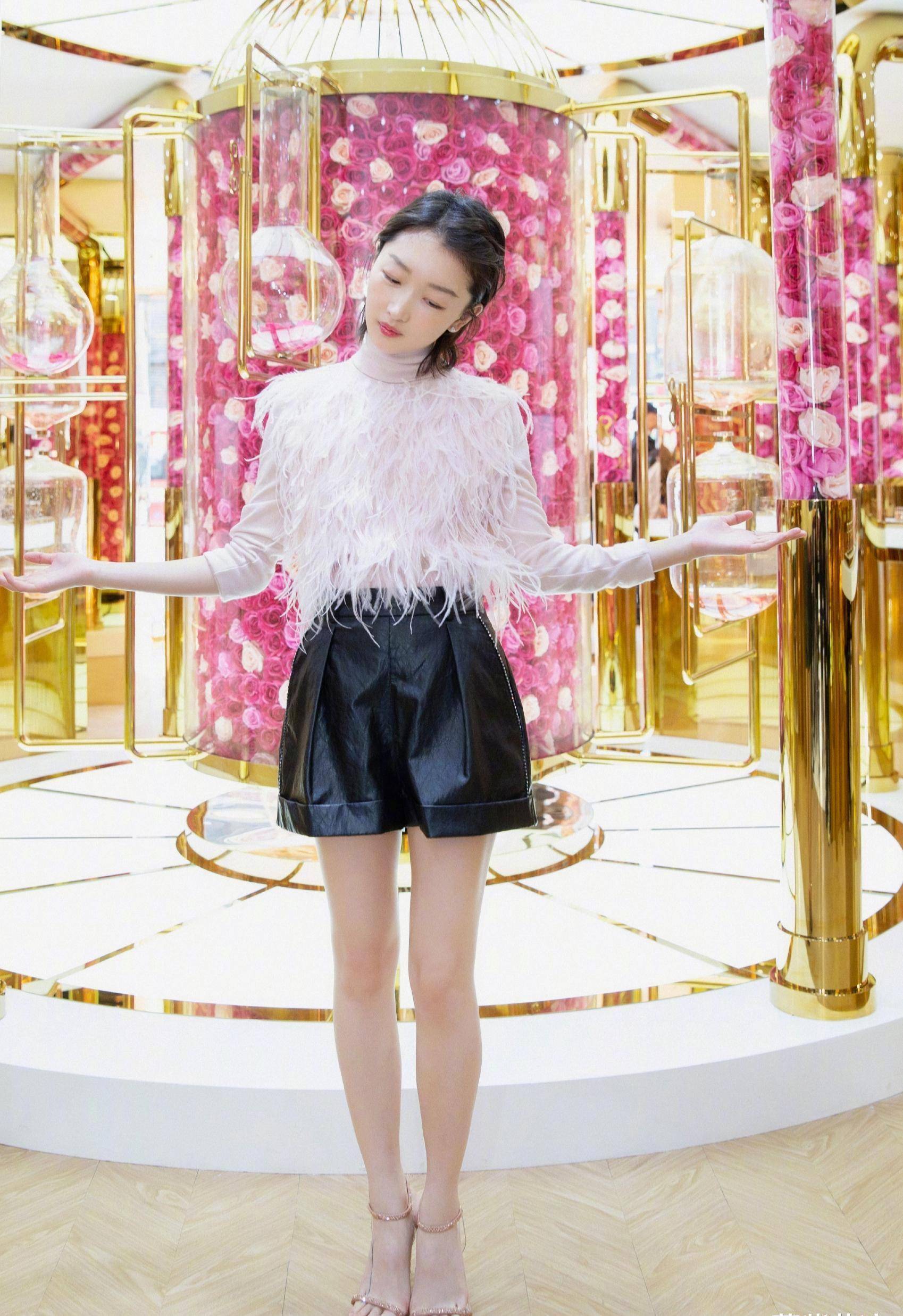 原创小个子周冬雨真不怕尴尬站高大的外国人旁边气质一点也不输