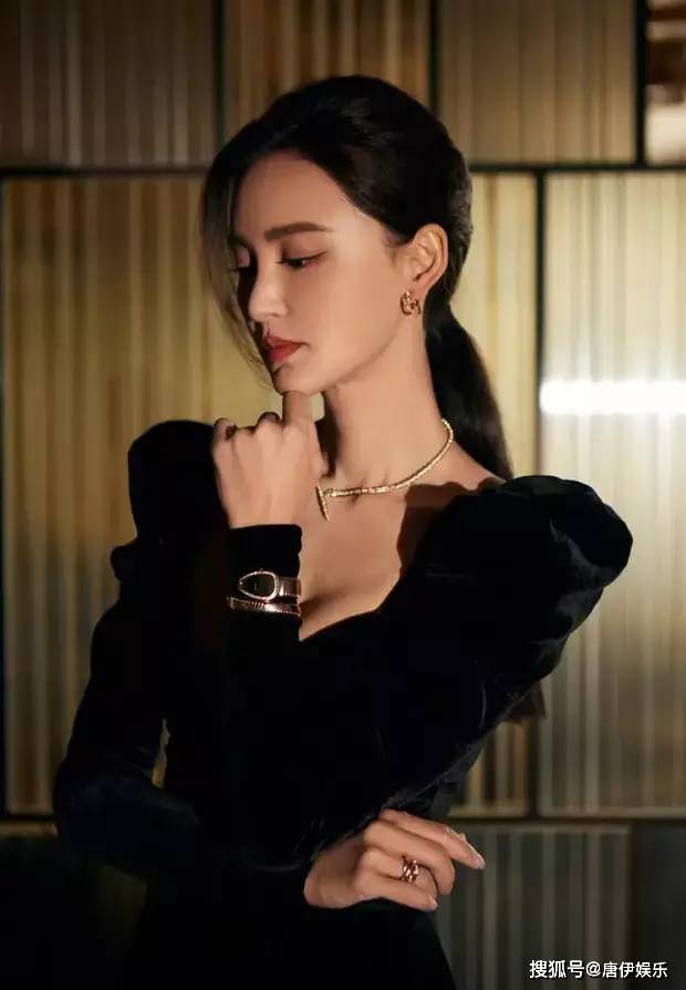 张歆艺北影节红毯造型曝光低胸礼服尽显性感身姿