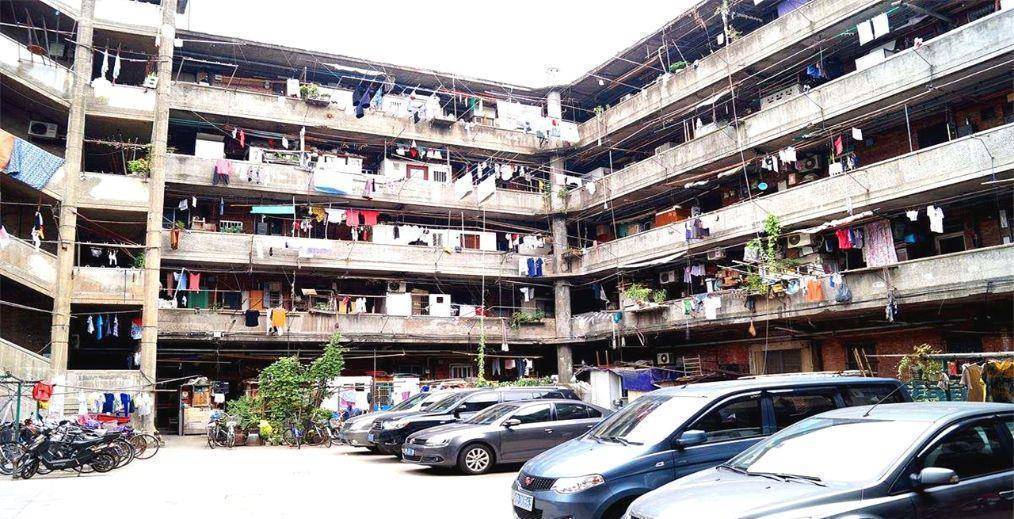 上海"筒子楼",楼房团团围在一起犹如"围城",居民却不愿搬走