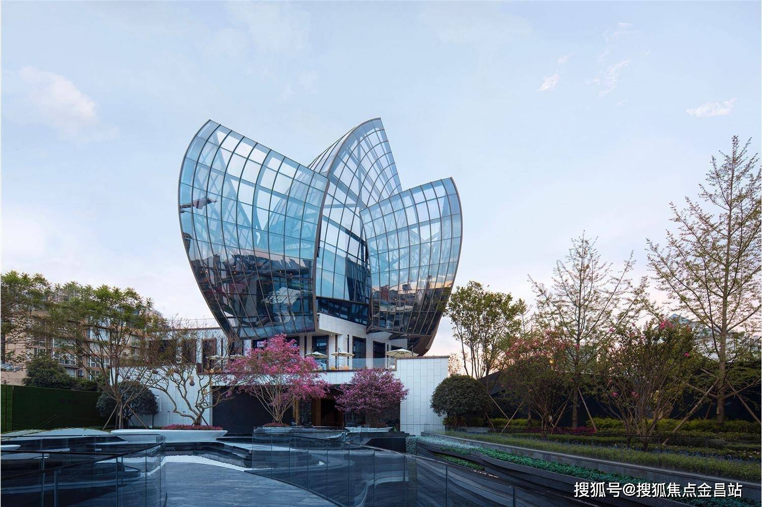 作为新一代壕宅,联合国际知名设计团队,打造武汉罕见浮岛花园,无界