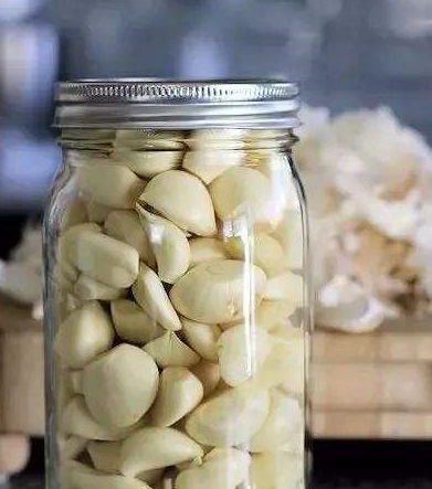 白酒泡大蒜的功效,坚持饮用两个月后,对身体有什么影响?