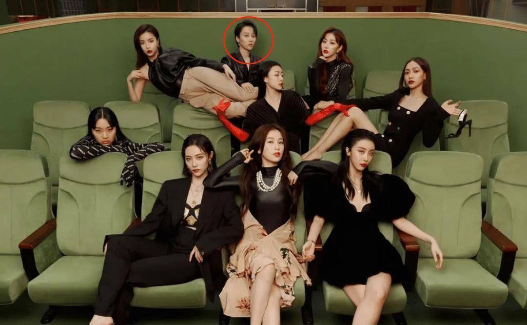 《青春有你2》拍时尚杂志,集体照刘雨昕站最后,有谁留意c位是谁?