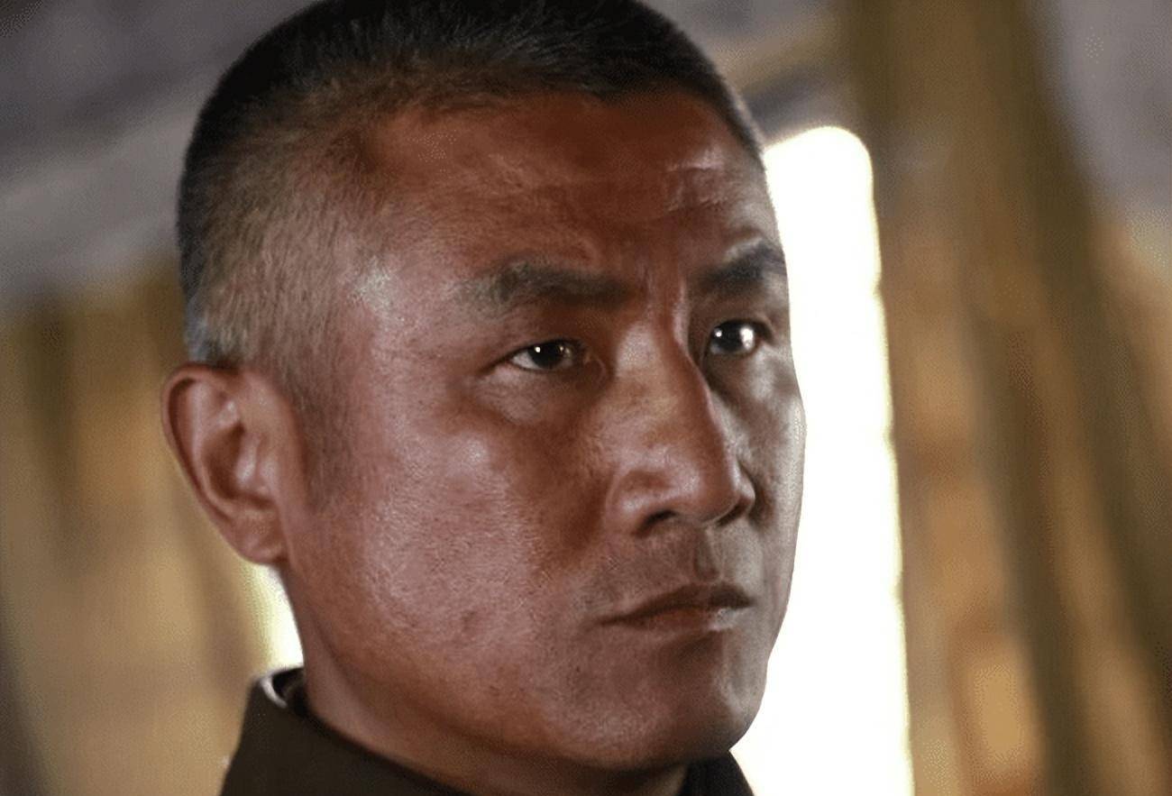 就比如《亮剑》中的特战队大佐三本一木,毫不夸张的说他是一个出演