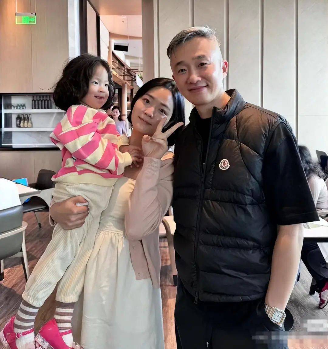 原创52岁主持人程雷罕现身穿两万元马甲戴金表消失三年转幕后