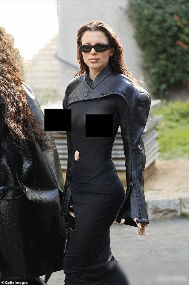 侃爷前女友朱莉娅福克斯再度性感亮相镂空礼服惊艳全场