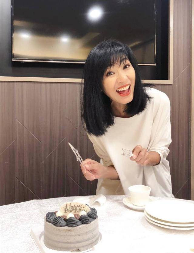 64岁米雪与小10岁妹妹同框,穿白色连衣裙亮相,看起来比妹妹年轻