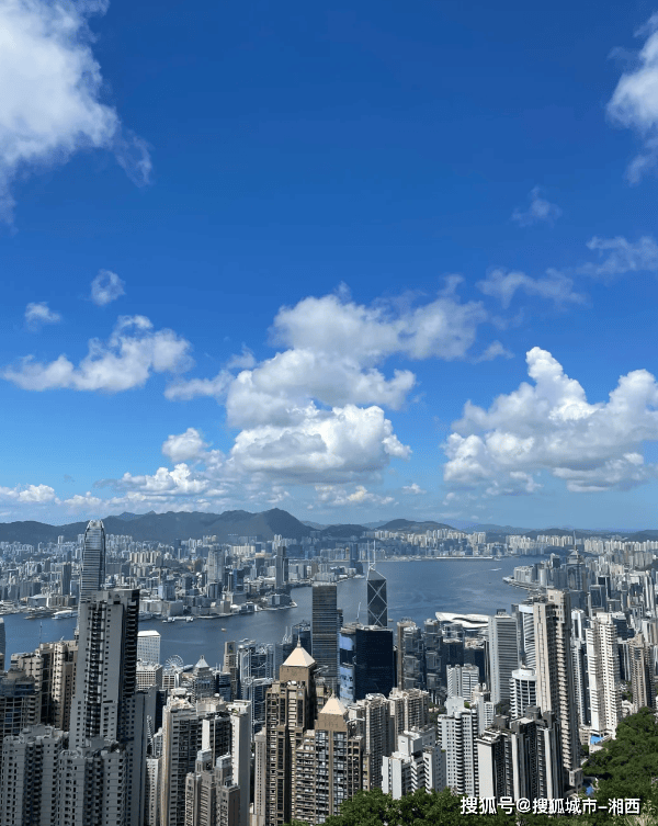 接着,我们将前往澳门,游览三巴牌坊,炮台山等著名景点,感受澳门的独特