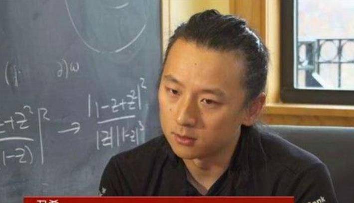 24岁哈佛大学教授尹希多次申请无法回国美方他自愿留下的