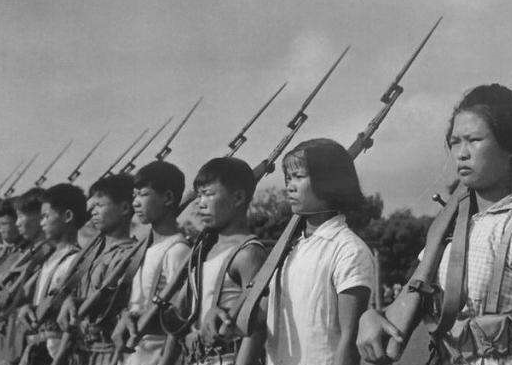 校枪员徐中正,和女社员王敏,三人从大队民兵连枪库内盗出全自动步枪