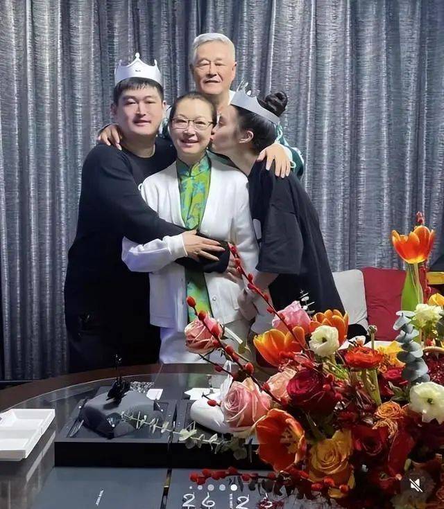 赵本山和老婆同框!57岁老婆端庄优雅,而65岁的他白发尽显老态