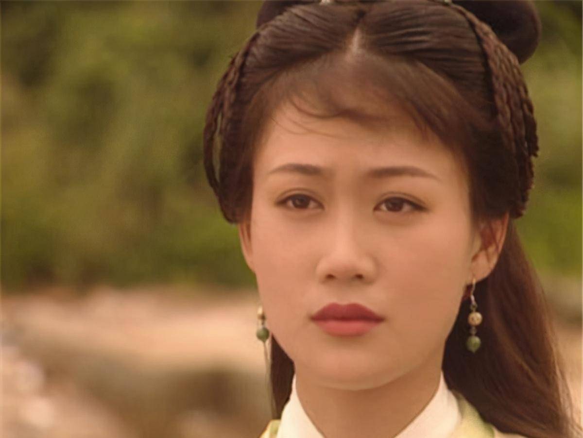 最美阿珂梁小冰罕见晒舞姿小肚腩凸起似孕妇亮片裙好惹眼