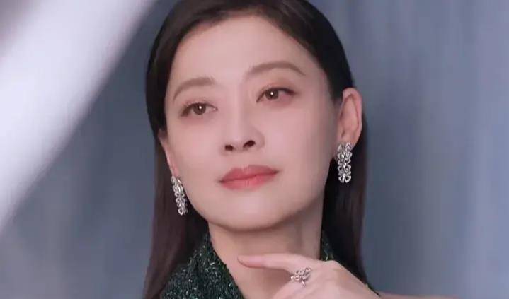 梅婷在剧组做饭,为同事煎牛排毫无前辈架子,新戏剪短发尽显老态