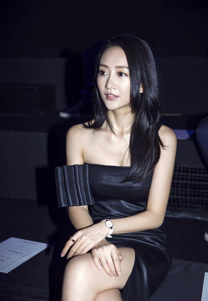 原创王鸥时尚照流出香肩抢镜雪脂大长腿令人羡慕