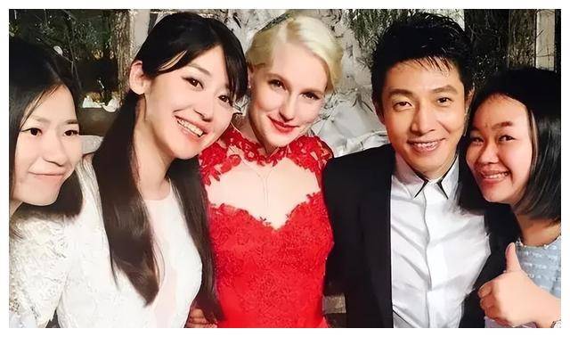 撒贝宁与张馨予散步热聊!与王鸥合体录综艺,结婚后女人缘仍不错