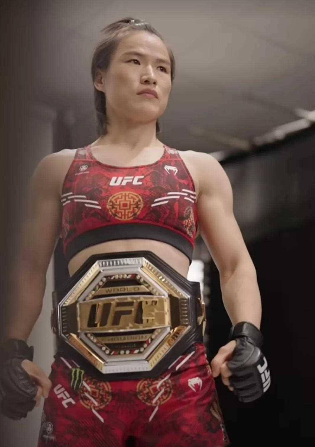 张伟丽输了!闫晓楠手握先天优势,白大拿赞同,张伟丽自认倒霉