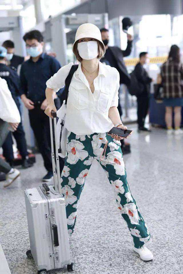 原创马伊琍引领时尚走机场穿白衬衫花裤子不拘谨自信大方这种松弛感
