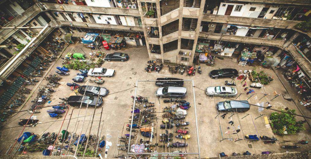 上海"筒子楼",楼房团团围在一起犹如"围城",居民却不愿搬走