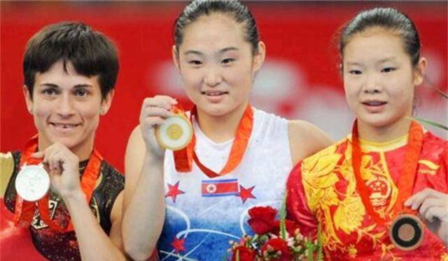 奥运冠军程菲25岁退役因长期服药体重达200斤至今仍单身